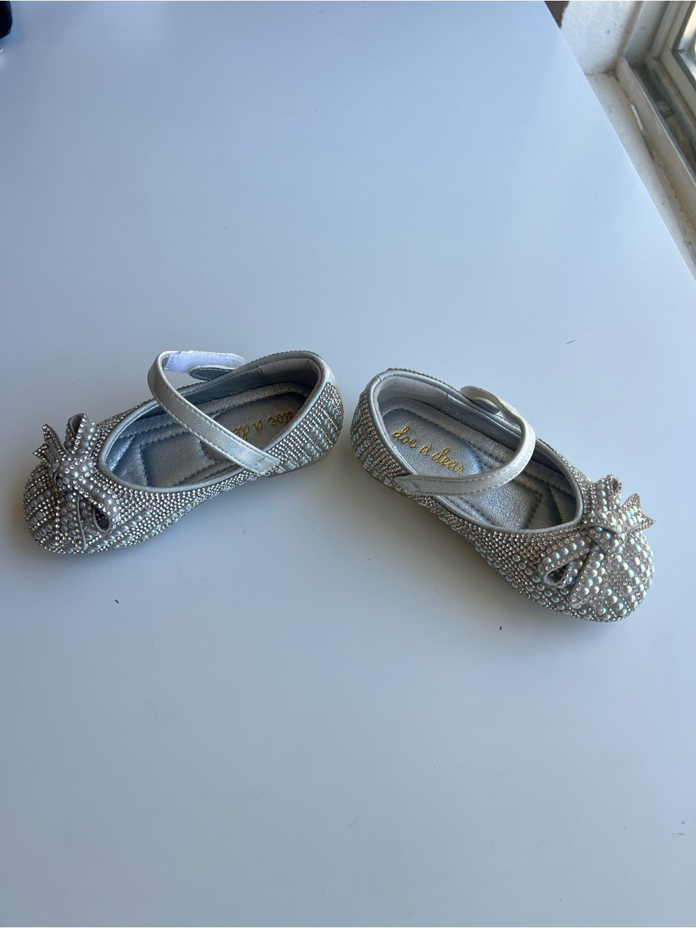 Doe A Dear Girls Silver Pearls and Rhinestones Bows Mary Jane Shoes 22/6 NWT - Picture 6 of 12